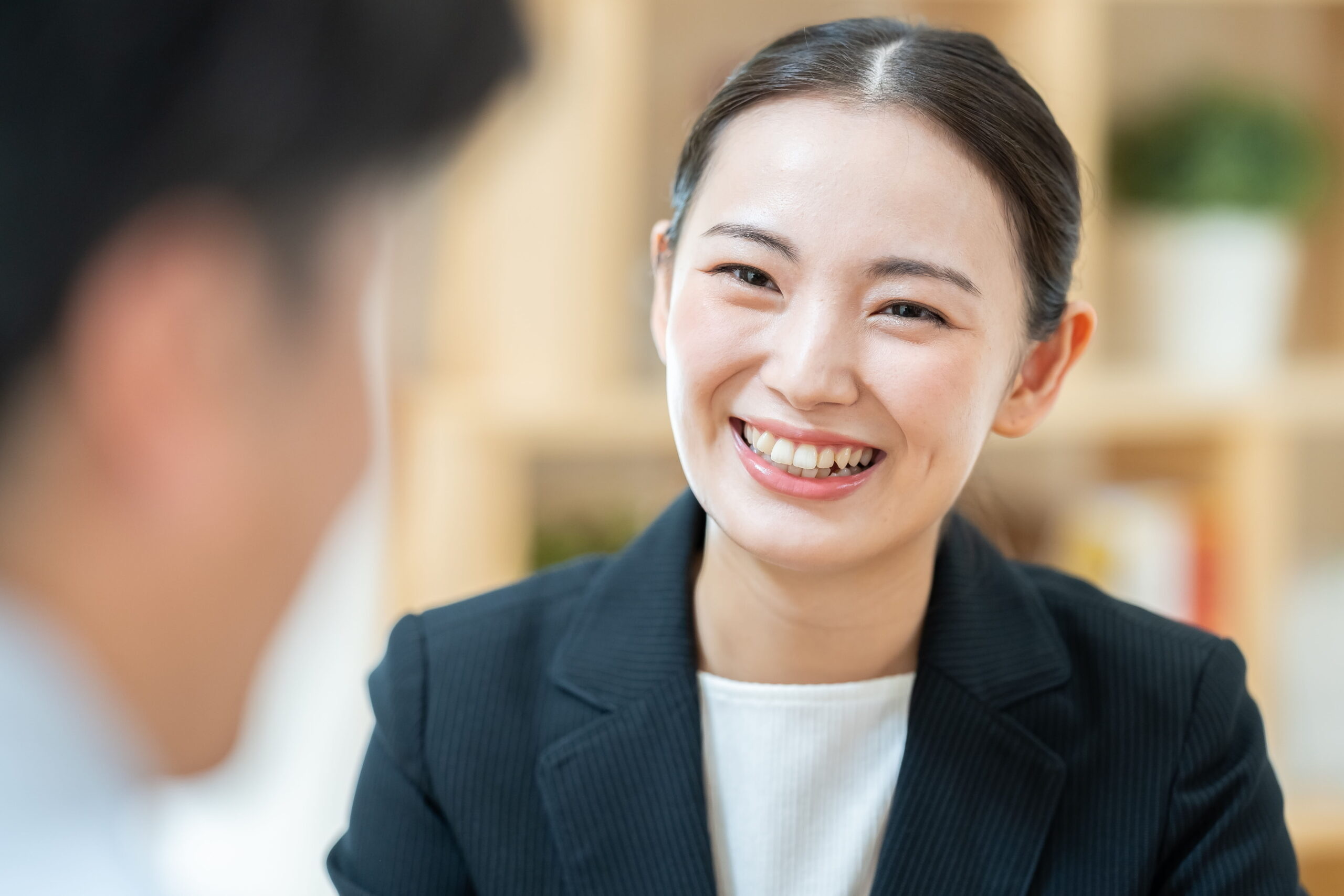 笑顔で話を聞く女性の相談イメージ